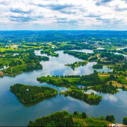 以更大力度把绿水青山建得更美